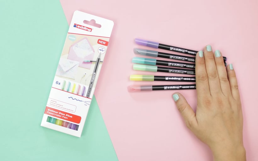 [Werbung] DIY Anstecker und Schlüsselanhänger aus Schrumpffolie mit den edding 1200 Fasermalern in Pastell aus Schrumpffolie mit kostenloser Druckvorlage als Nähmaschine, Wollknäuel, Säge und Stifte. Bastelanleitung von DIY Eule.