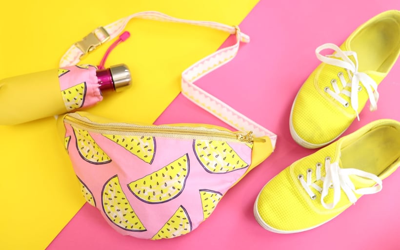 [Eigenwerbung] Bauchtasche nähen: #BauchtascheBabsi mit Reißverschlussfach und Flaschenhalter nähen. Schnittmuster aus dem #DIYeuleBuch – sommerliche Tasche einfach selber nähen mit Kunstleder. Anleitung und Video von DIY Eule.