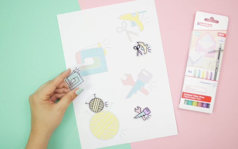 [Werbung] DIY Anstecker und Schlüsselanhänger aus Schrumpffolie mit den edding 1200 Fasermalern in Pastell aus Schrumpffolie mit kostenloser Druckvorlage als Nähmaschine, Wollknäuel, Säge und Stifte. Bastelanleitung von DIY Eule.