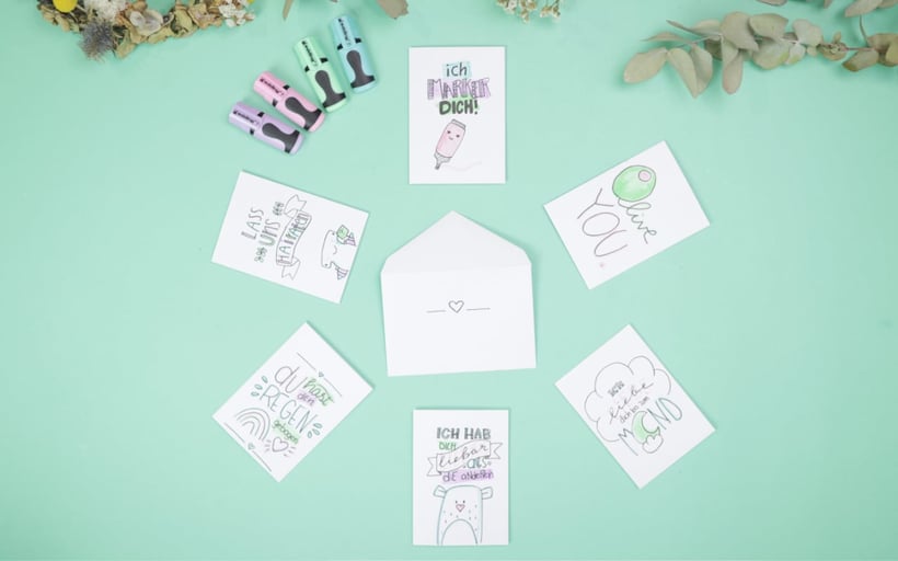 [Werbung] Mini Valentinstagskarten gestalten mit den edding Mini-Highlightern. Lustige und süße Sprüche Handlettering mit kostenloser Druckvorlage zum Abpausen oder Ausmalen. Perfektes keines Geschenk zum Valentinstag. Anleitung von DIY Eule.