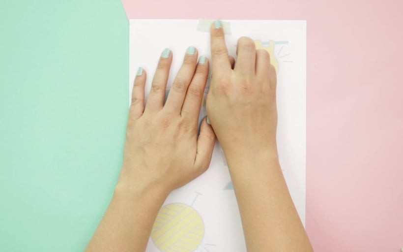 [Werbung] DIY Anstecker und Schlüsselanhänger aus Schrumpffolie mit den edding 1200 Fasermalern in Pastell aus Schrumpffolie mit kostenloser Druckvorlage als Nähmaschine, Wollknäuel, Säge und Stifte. Bastelanleitung von DIY Eule.