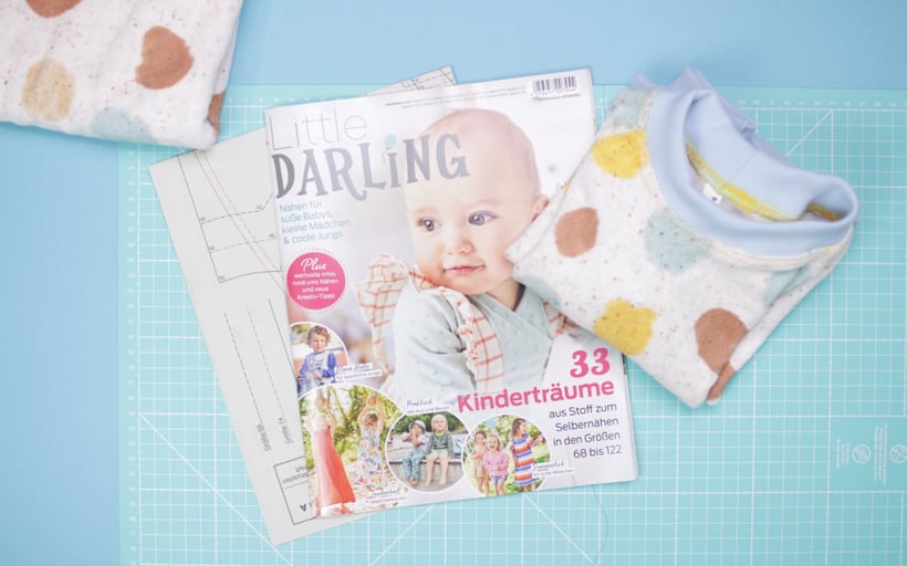 [Werbung] Baby Sweatshirt mit Raglanärmeln nähen: Aus der neuen Little Darling Kollegtion - Pullover für Babys aus Frotteestoff mit Bündchen. Videanleitung perfekt für Nähanfänger. Nähanleitung von DIY Eule. Nähen für Babys.