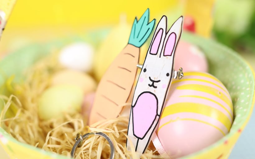 Geschenkanhänger aus Schrumpffolie selber gestalten als Ostergeschenk DIY Idee von DIY Eule