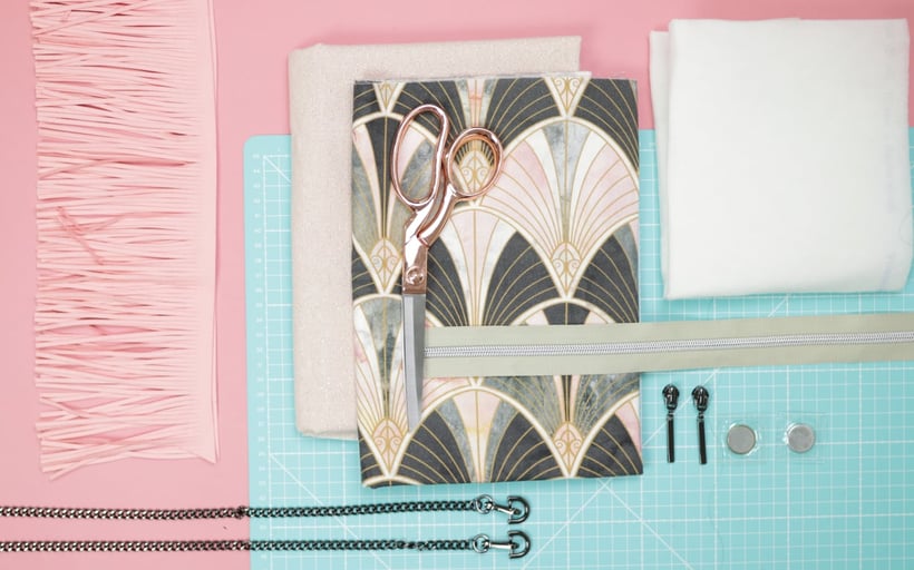 20er Jahre Handtasche nähen mit Fransen mit kostenlosem Schnittmuster: kleine Handtasche mit Taschenkette zum Umhängen, Fransenborte, Futter, Reißverschluss, Magnetverschluss und detaillierter Nähanleitung. Perfekt für Anfänger. Videoanleitung DIY Eule. 