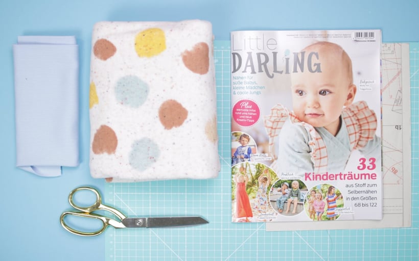 [Werbung] Baby Sweatshirt mit Raglanärmeln nähen: Aus der neuen Little Darling Kollegtion - Pullover für Babys aus Frotteestoff mit Bündchen. Videanleitung perfekt für Nähanfänger. Nähanleitung von DIY Eule. Nähen für Babys.