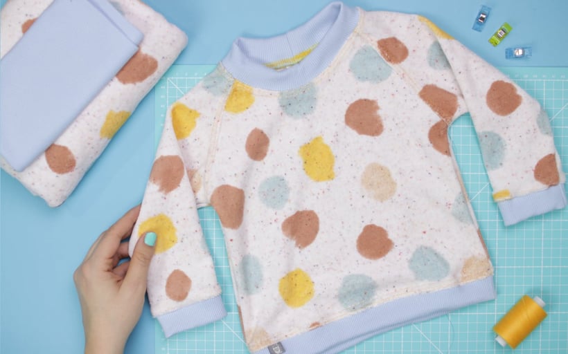 [Werbung] Baby Sweatshirt mit Raglanärmeln nähen: Aus der neuen Little Darling Kollegtion - Pullover für Babys aus Frotteestoff mit Bündchen. Videanleitung perfekt für Nähanfänger. Nähanleitung von DIY Eule. Nähen für Babys.