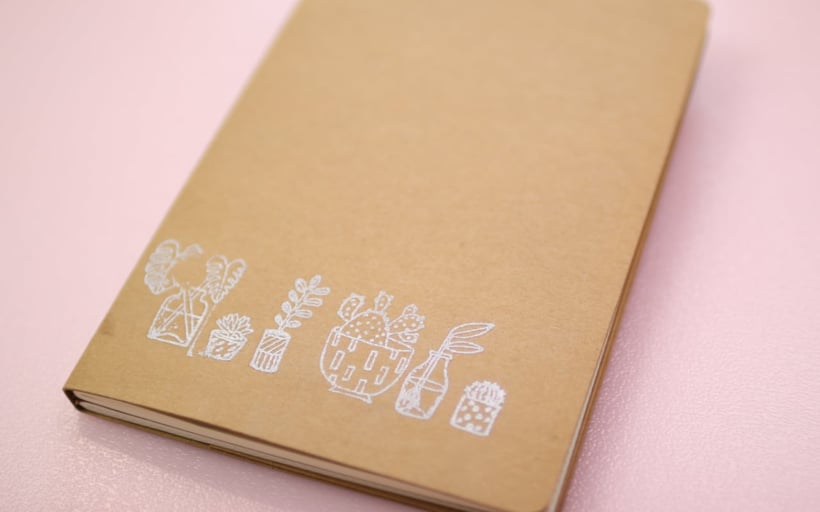 Embossing ist eine tolle Basteltechnik um einen 3D Lack Effekt auf Karten, Notizbücher und weitere Materialien zu zaubern. Das Embossing Puder wird erhitzt und schmilzt. Die Technik ist super einfach und schnell umgesetzt. Perfekt für Hochzeitseinladungen