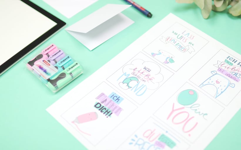 [Werbung] Mini Valentinstagskarten gestalten mit den edding Mini-Highlightern. Lustige und süße Sprüche Handlettering mit kostenloser Druckvorlage zum Abpausen oder Ausmalen. Perfektes keines Geschenk zum Valentinstag. Anleitung von DIY Eule.