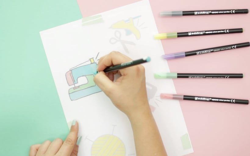 [Werbung] DIY Anstecker und Schlüsselanhänger aus Schrumpffolie mit den edding 1200 Fasermalern in Pastell aus Schrumpffolie mit kostenloser Druckvorlage als Nähmaschine, Wollknäuel, Säge und Stifte. Bastelanleitung von DIY Eule.