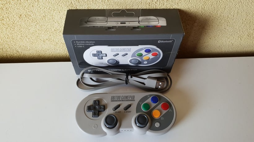 Packaging 8Bitdo SF30 Pro avec boite et cable USB Type-c