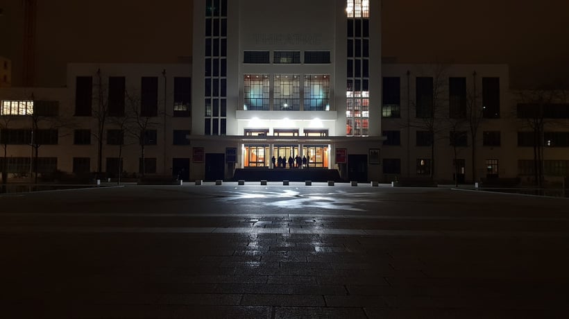 Théatre de villeurbanne gratte ciel de nuit avec un smasung galaxy S9