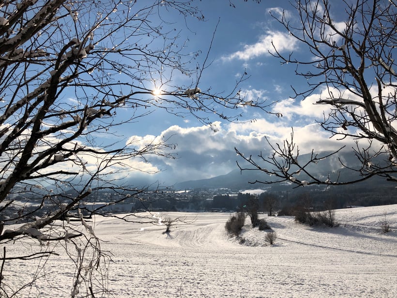 Blick aufs verschneite Dorf Natters