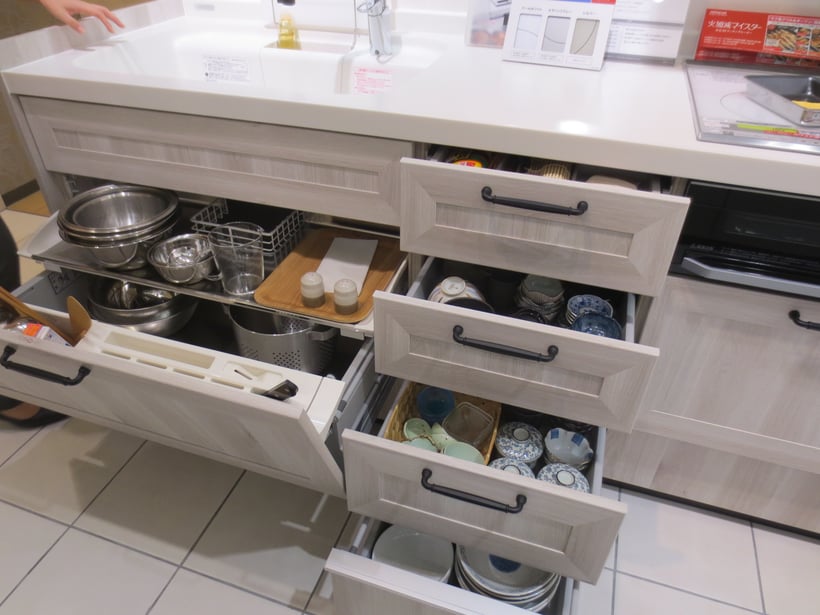 一旦全部取り出すから始めます。分けてこの場所での要不要を判断し必要なものだけを残し整頓しながら収納します。