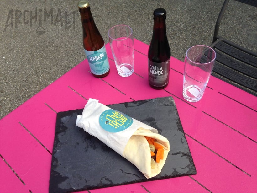 Les sandwichs-pita cuisinés maison au bar de la microbrasserie de Saint-Alban-Leysse, Savoie