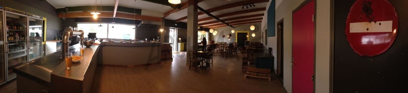 Salle et bar à bières de la microbrasserie Archimalt à Saint-Alban-Leysse, Savoie