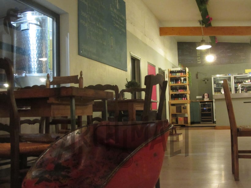 Depuis le bar: Vue sur les cuves de la brasserie artisanale Archimalt à Saint-Alban-Leysse.