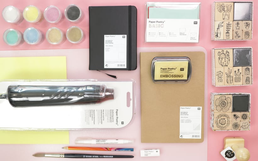 Embossing ist eine tolle Basteltechnik um einen 3D Lack Effekt auf Karten, Notizbücher und weitere Materialien zu zaubern. Das Embossing Puder wird erhitzt und schmilzt. Die Technik ist super einfach und schnell umgesetzt. Perfekt für Hochzeitseinladungen