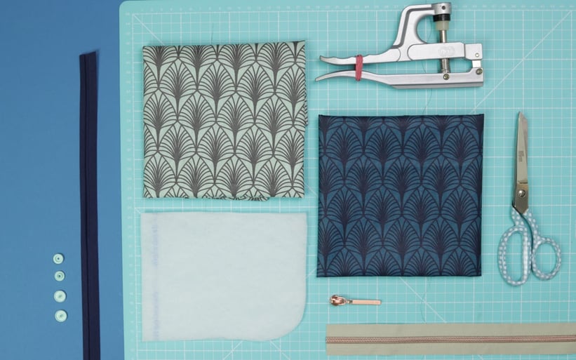 #KulturtascheKunigunde aus dem #DIYeuleBuch : Kosmetiktasche nähen aus Wachstuch. Der beschichtete Stoff der Kulturtasche ist wasserabweisend. Die Kosmetiktasche hat viele Fächer, einen Reißverschluss, eine Schlaufe. Schnittmuster  Anleitung von DIY Eule.