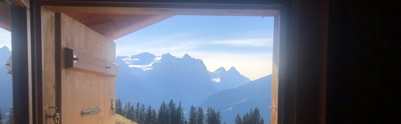 Blick aus der Alphütte auf die wundervolle Bergwelt - UFÄ CHOU ZUM ABÄ CHOU * HOCHKOMMEN UM RUNTER ZU KOMMEN