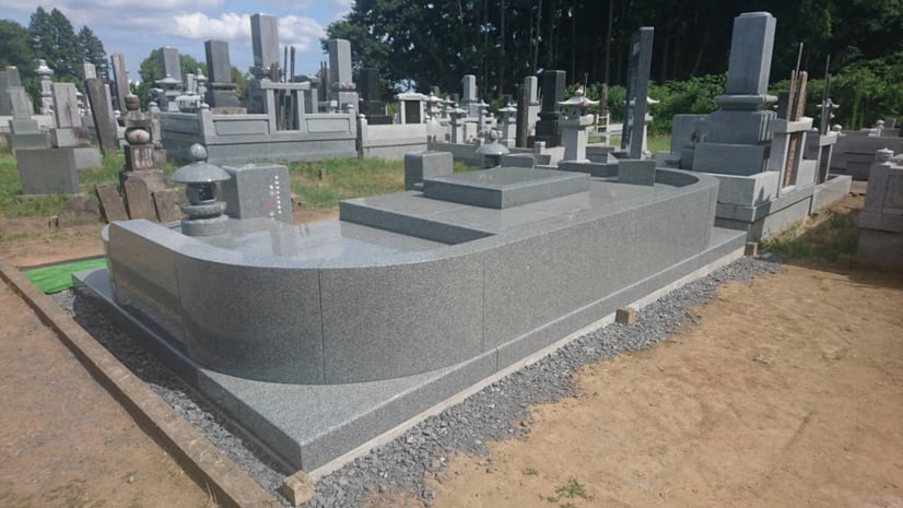 蓮の華をモチーフにしたデザインの墓石