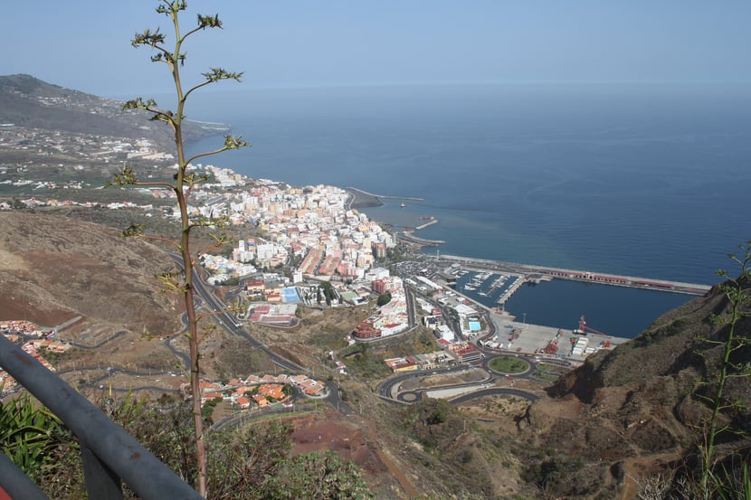 Blick auf die Hauptstadt Santa Cruz mit Hafen.