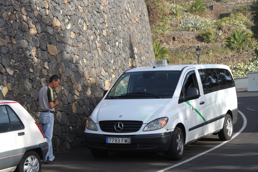 Unser Taxi und der Fahrer.