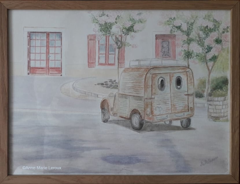 Voiture type deux chevaux fourgonnette rouillé au croisement d'un carrefour en ville.