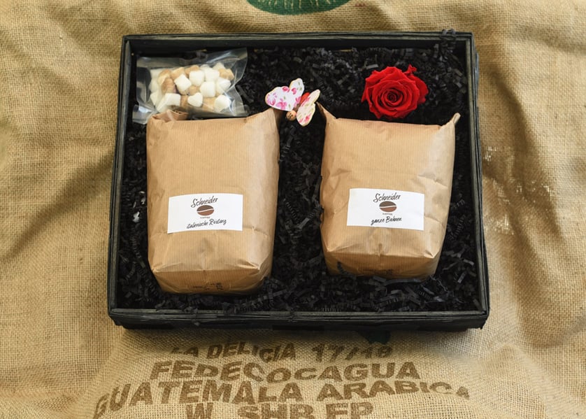 Bild des Geniessersets auf einem Kaffeesack, italienische Roestung und Hausmischung