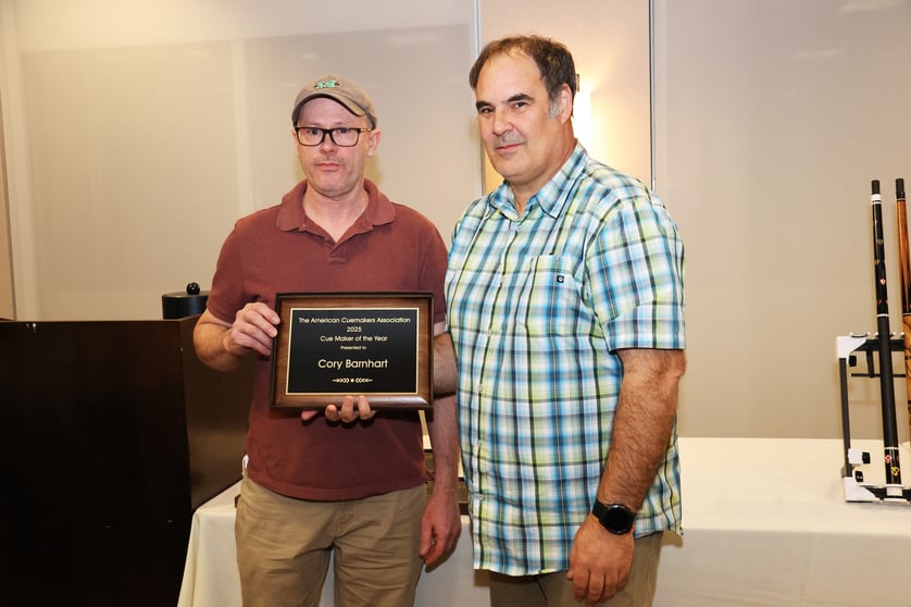 キューメーカー・オブ・ザ・イヤーのコーリー・バーンハート(左)