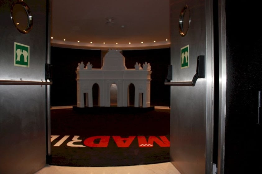 Puerta de Alcalá, Hall en la Comunidad de Madrid
