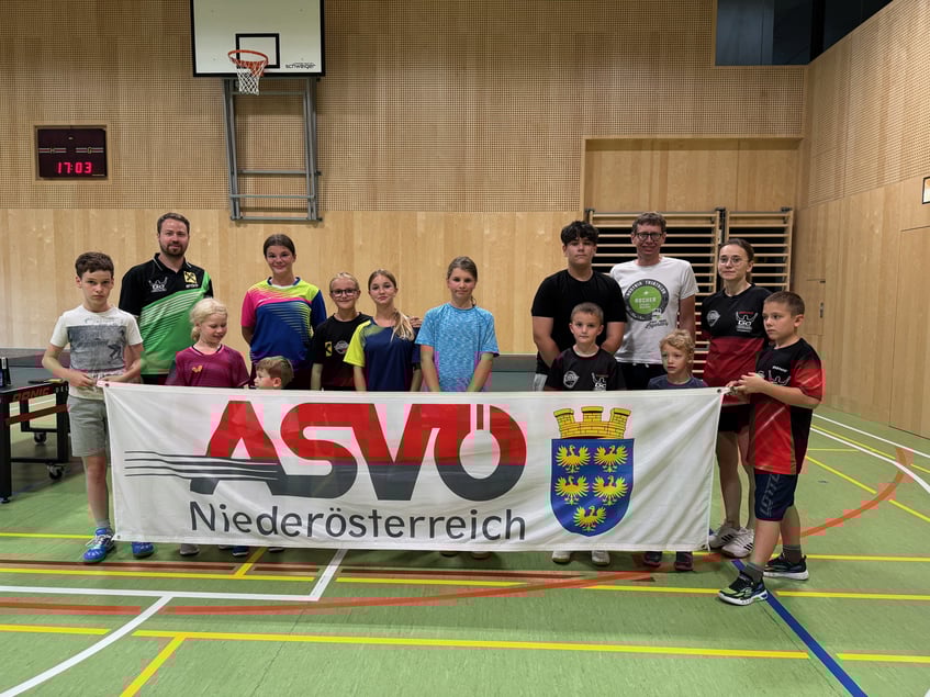 Beim dritten und letzten Ferienspiel-Termin nützten wieder einige Kinder die Gelegenheit bei heißen Sommertemperaturen dem Ball nachzujagen. Auch Sierndorfs Top-Spieler Martin Kinslechner unterstützte diesmal tatkräftig das Geschehen.