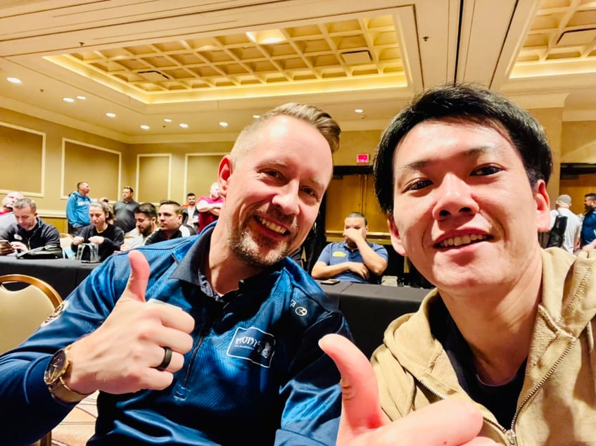 ルームメイトの一人、イモネンと。Photo : Masato Yoshioka 2022（以下全て）