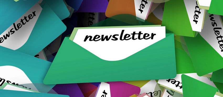 geöffneter Briefumschlag mit Schriftzug Newsletter