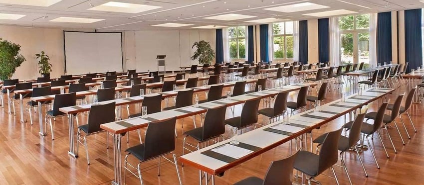 in Reihe bestuhlter Seminarraum