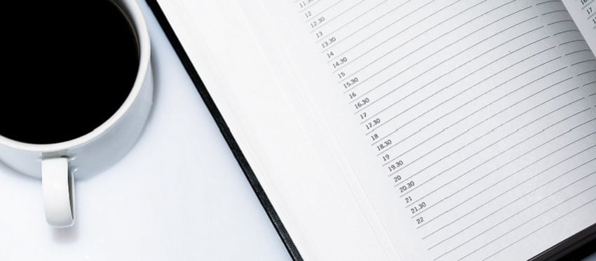 Kaffeetasse und Terminkalender