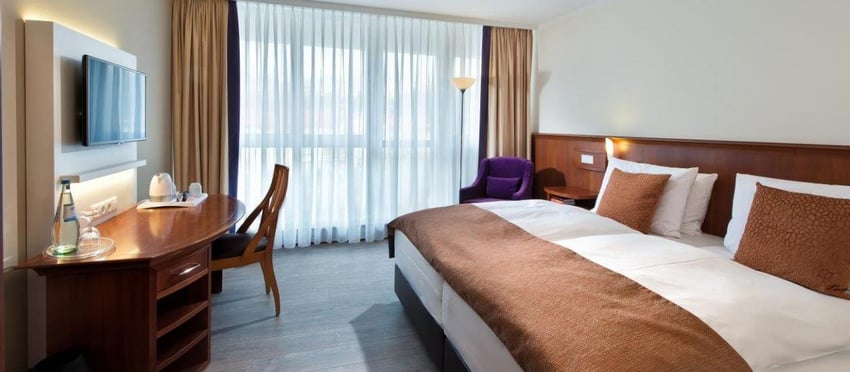 Hotelzimmer mit einem Doppelbett und einem Schreibtisch