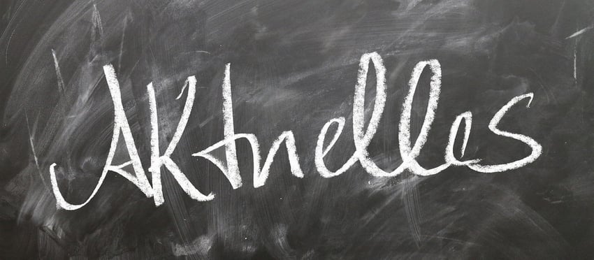 schwarze Kreidetafel mit Schriftzug Aktuelles