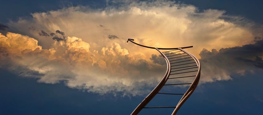 Treppe die in den Himmel geht und dort mit einem Pfeil endet