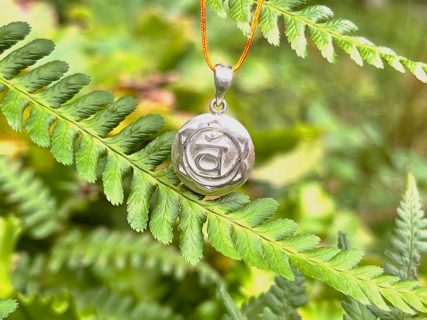 Kette mit handgefertigten Sakral Chakra Symbol Anhänger in Silber - Yoga Schmuck von SUMAJU