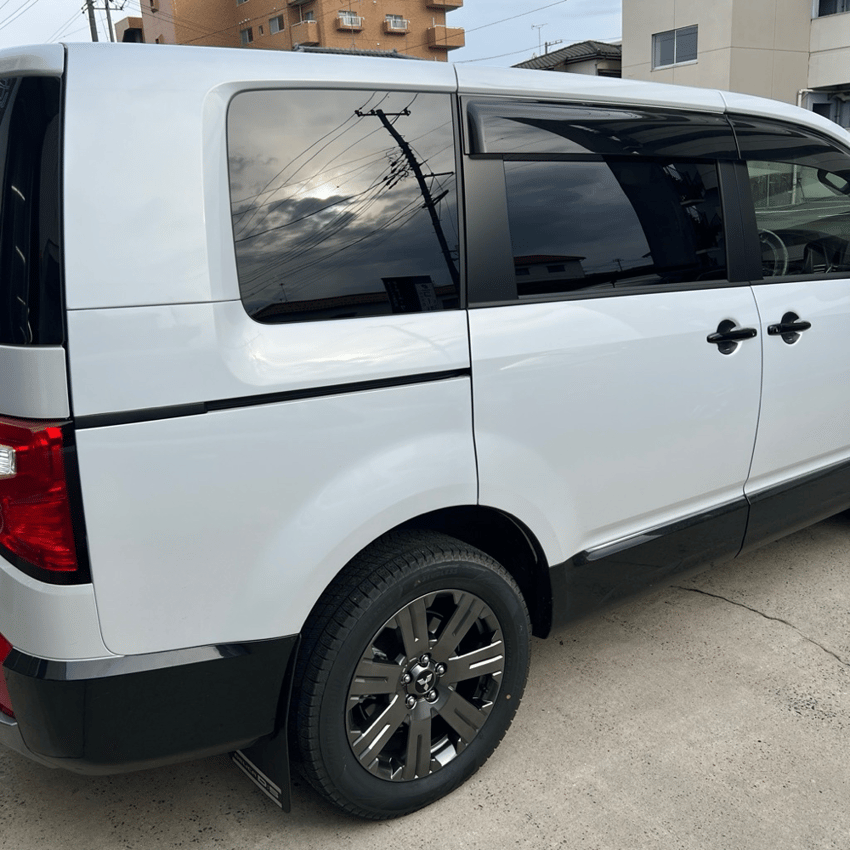 ミツビシ　デリカD:5　高遮熱スモーク施工　WINCOS Premium HCD-10G HCD-20G　運転席側リアサイド施工後