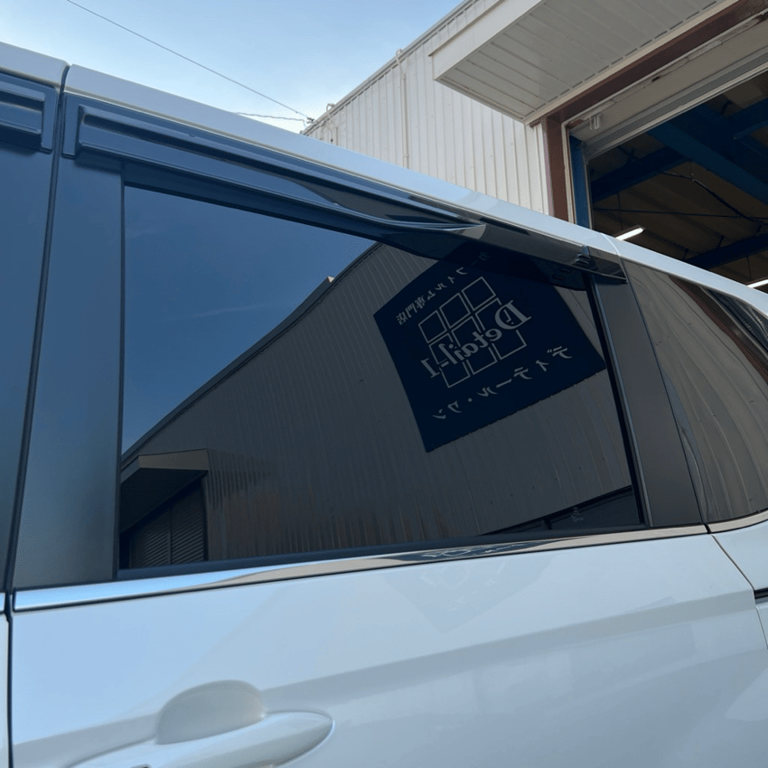 トヨタ　ヴォクシー　カーフィルム施工　セラミックドット対応スモークフィルム　リアドアガラス