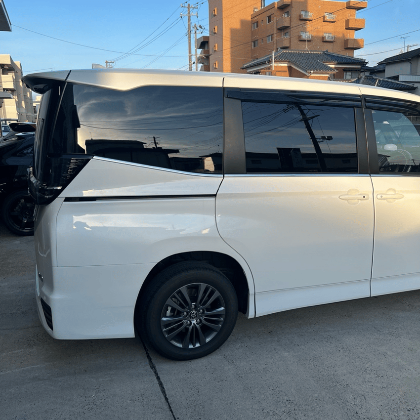 トヨタ　ヴォクシー　カーフィルム施工　セラミックドット対応スモークフィルム　リアサイド