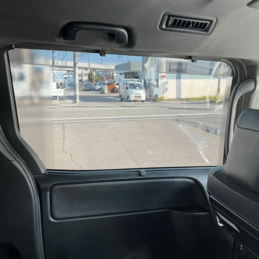 トヨタ　ヴォクシー　カーフィルム施工　セラミックドット対応スモークフィルム　ドット部分ヒキ