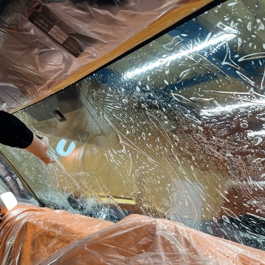 トヨタ ハイエース　カーフィルム施工　WINCOS IR-85HD　新潟　フロントガラス作業風景