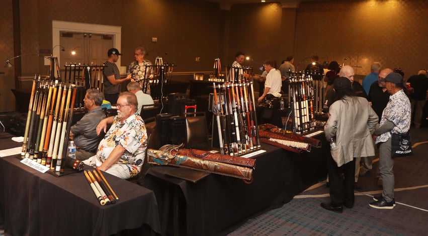 内覧会はコレクターやメーカーが他のブースをチェックする機会