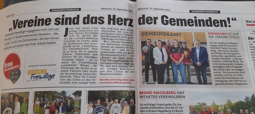 In der Krone (Ausgabe Weinviertel) vom 15. September lachten unsere Vorstandsmitglieder Martina Wilder und Helmut Faltinger gemeinsam mit anderen Sierndorfer Sportfunktionären und Sierndorfs Bürgermeister Gottfried Muck aus der Zeitung.