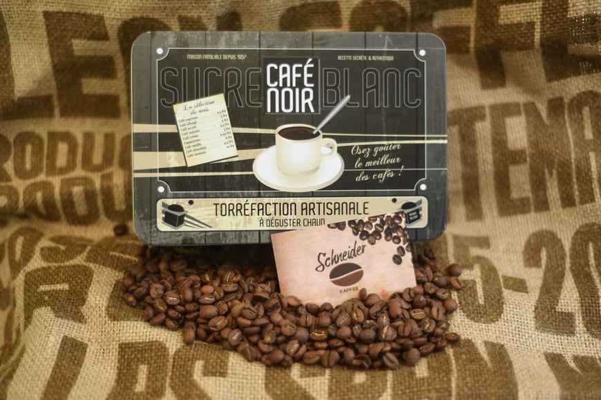 Kaffeebox auf Kaffeebohnen mit einem Kaffeesack