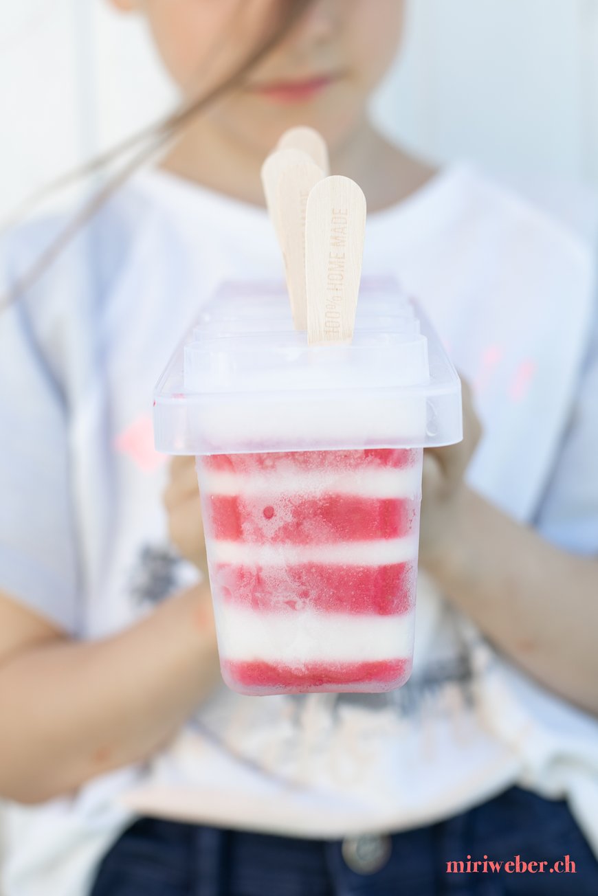 Erdbeer Holunderblüten Rezepte, Erdbeer Holunderblüten Eis, Erdbeer Holunderblüten Ice Cream, Erdbeer Holunderblüten, Rezept, einfach, schnell, Stengelglace, Stengel Eis, Foodblog Schweiz, Schweizer Foodblog, saisonal, Kinder Eis, gesundes Eis