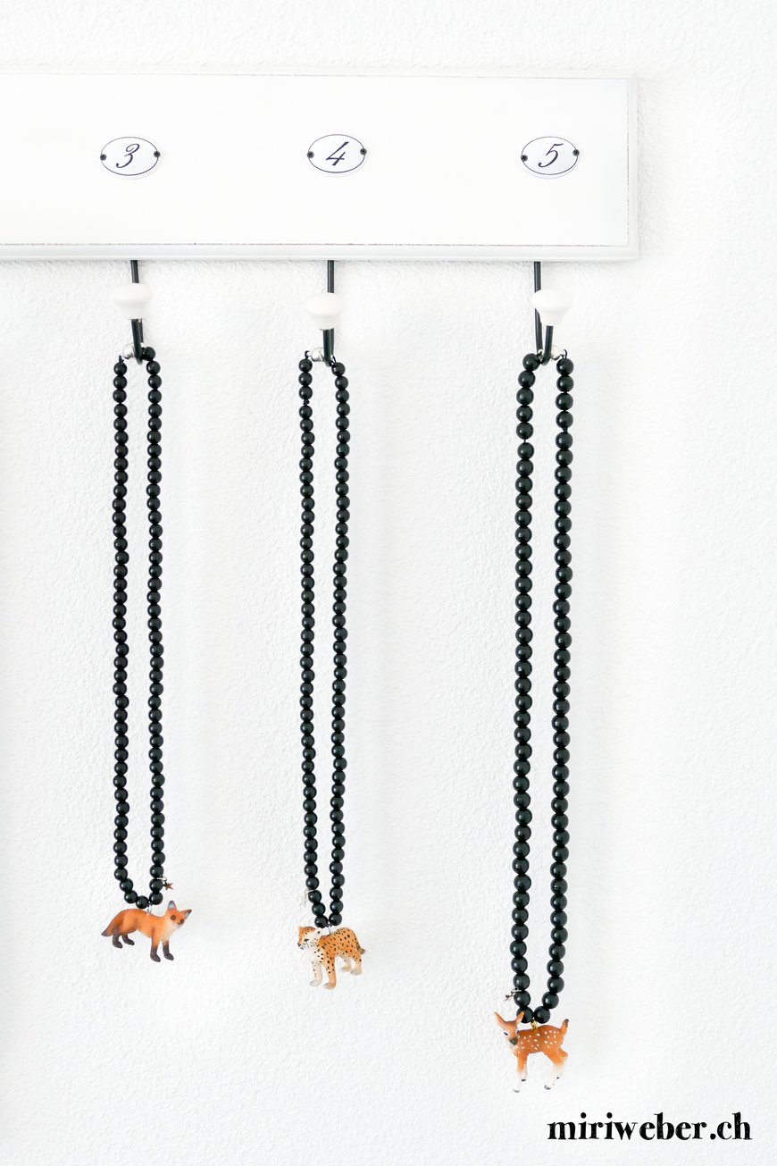 Schleich Tiere, Kette, selber machen, DIY, Schleichtierkette, basteln mit Schleichtieren, Kinderschmuck, Anleitung, Schmuck selber machen, Basteln mit Kindern, Geschenkidee