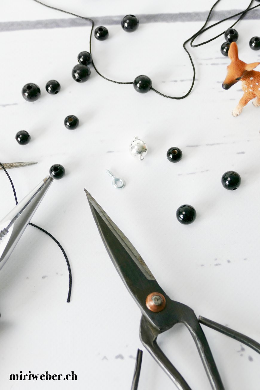 Schleich Tiere, Kette, selber machen, DIY, Schleichtierkette, basteln mit Schleichtieren, Kinderschmuck, Anleitung, Schmuck selber machen, Basteln mit Kindern, Geschenkidee